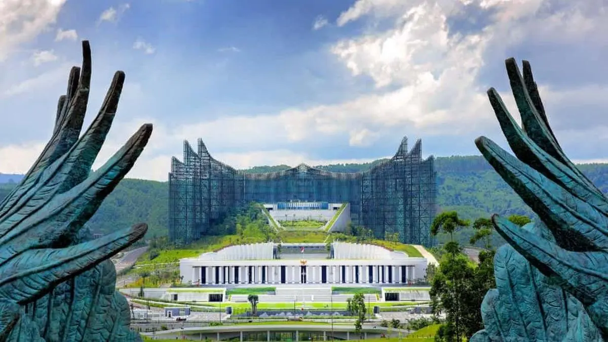 Istana Garuda dan Istana Negara IKN dilihat dari sela patung sayap garuda.